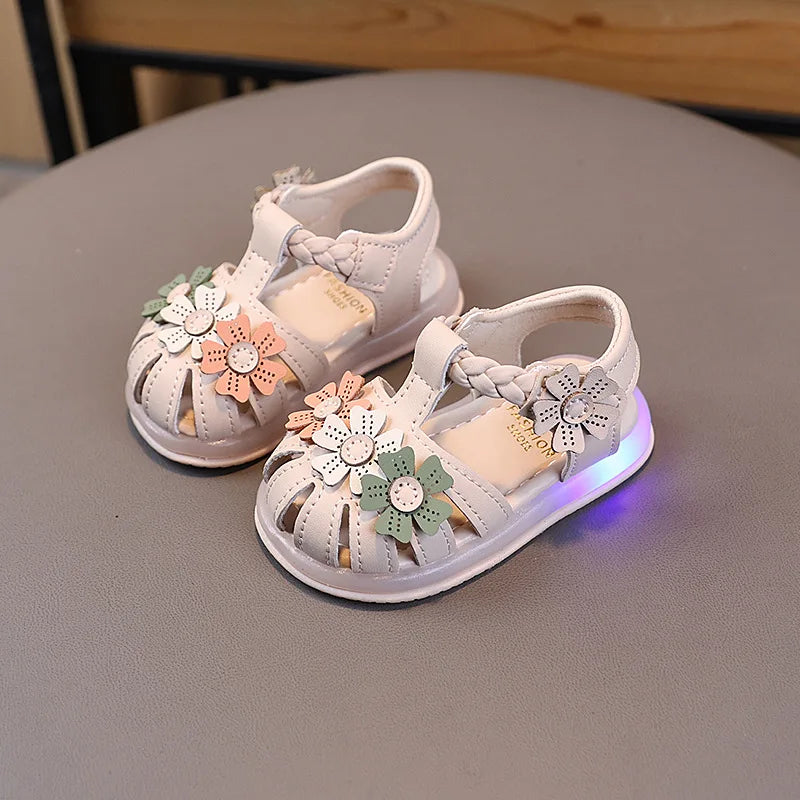 Summer Sandals New Fashion LED Light Kid Shoes Simple Versatile Retro Girl Shoe Princess Flower Lightweight Elegant Kid Sandals